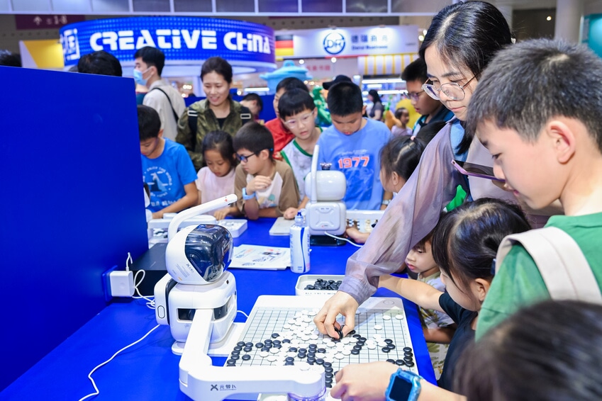 机器人和现场观众下棋.jpg